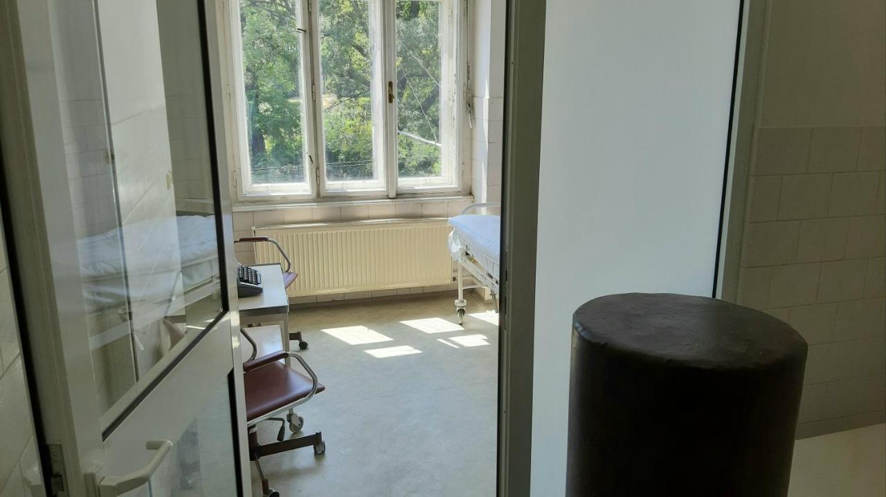 Franz Kafka Spital Hostel เบอร์โน ภายนอก รูปภาพ